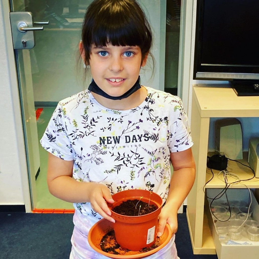 Mädchen mit Pflanze