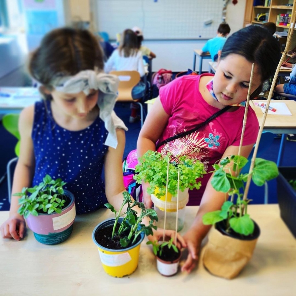 Mädchen mit Pflanzen