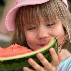 Kind mit Wassermelone